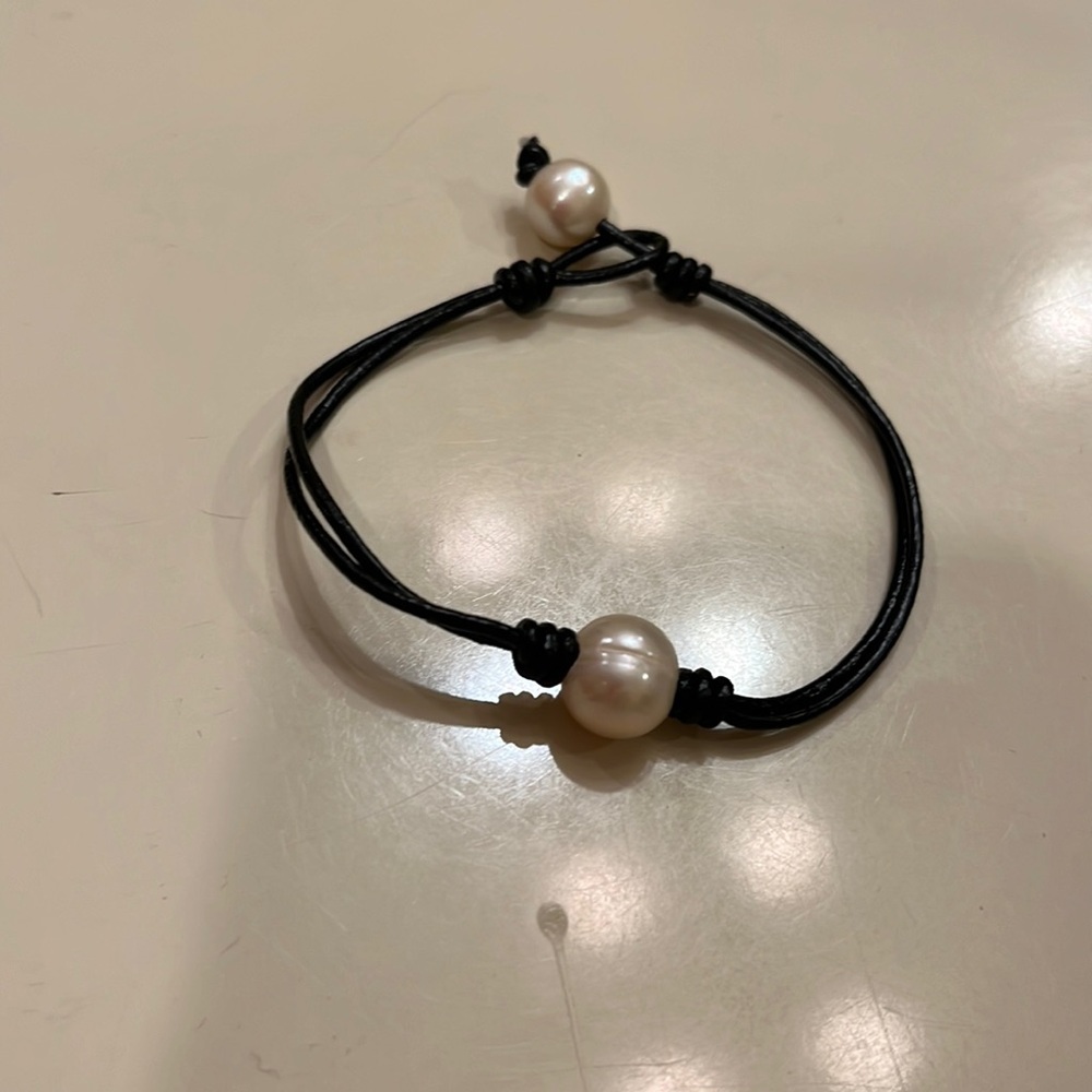 Pearl and leather bracelet.